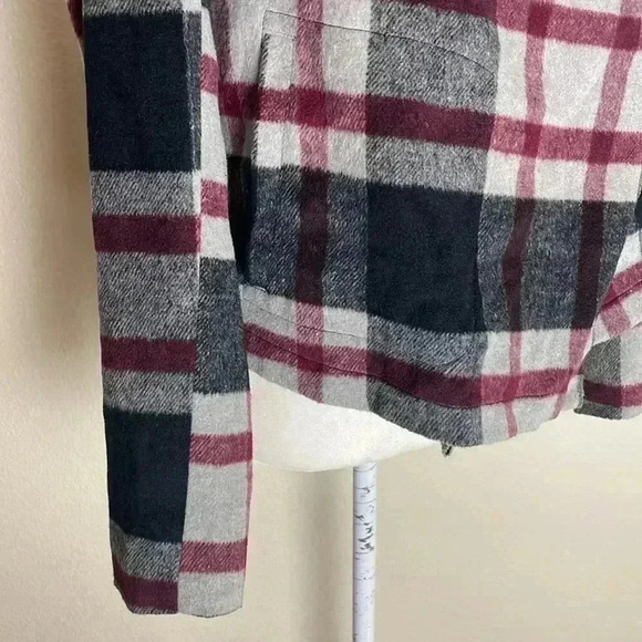 Cupcakes and Cashmere - 'Alta' Plaid Jacket - Picture 6 of 9